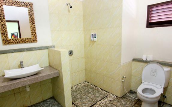 Bathroom di The Tanis Villas & Lembongan Express