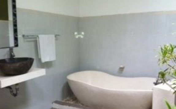 bathroom di The Tanjung Nakula Villas