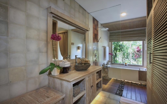 bathroom di The Udaya Resort and Spa