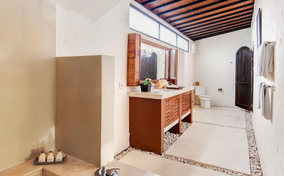 Bathroom di The Villas Bali Hotel & Spa