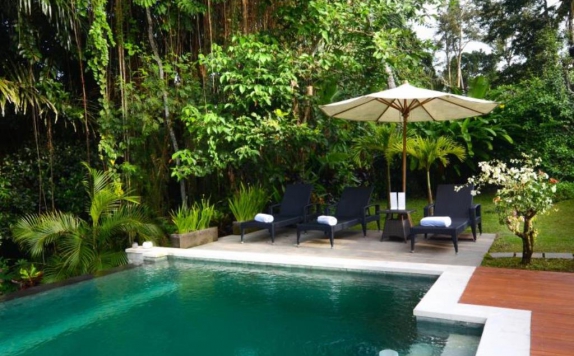 Outdoor Pool Hotel di The White Villas Ubud