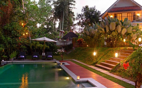 Outdoor Pool Hotel di The White Villas Ubud