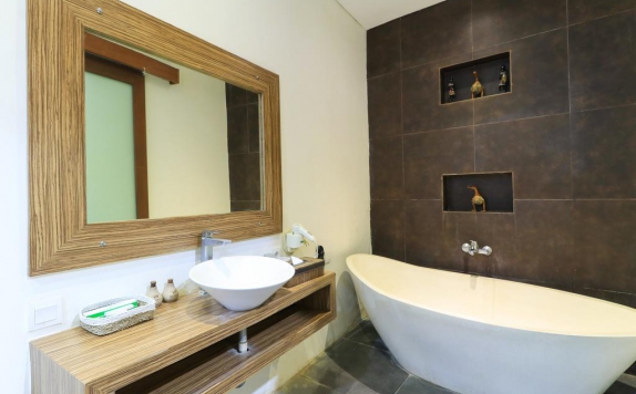 Bathroom di The Widyas Bali Villa