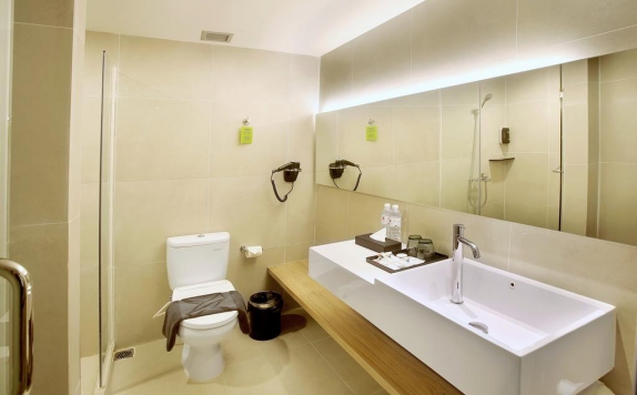 Bathroom di The Zuri Hotel and Convention Palembang