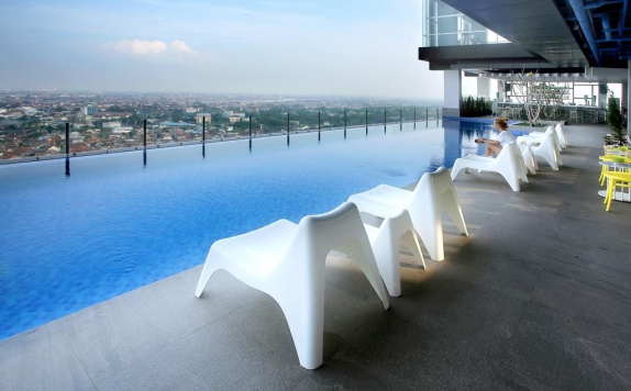 Swimming Pool di The Zuri Hotel and Convention Palembang