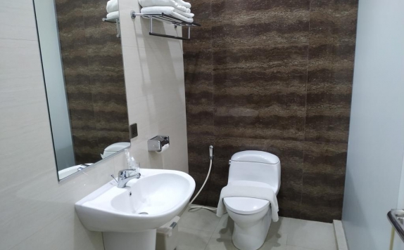 Tampilan Bathroom Hotel di Thongs Inn