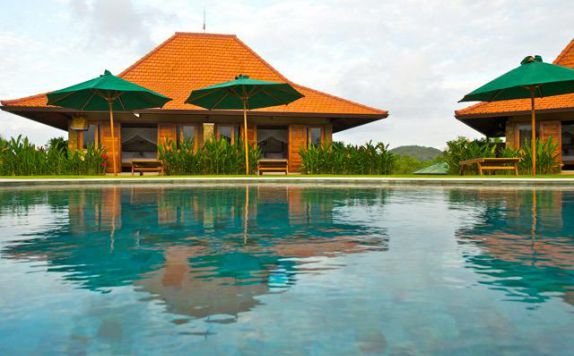Outdoor Pool Hotel di Three Monkeys Villas