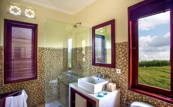 Tampilan Bathroom Hotel di Tiga Samudra Villa