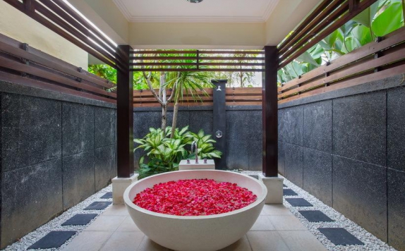 Tampilan Bathroom Hotel di Tiga Samudra Villa
