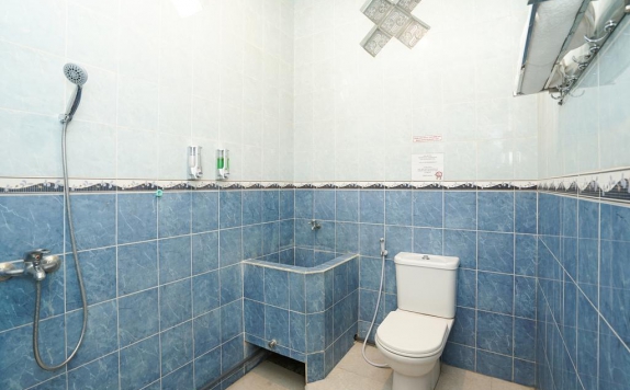 Bathroom di Tjahaja Baroe Homestay