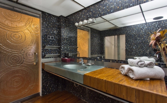 Tampilan Bathroom Hotel di Top Bali Apartments