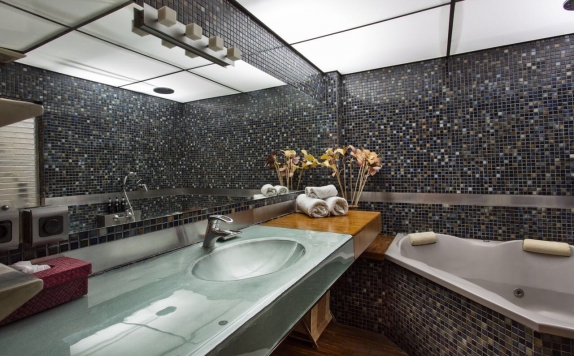 Tampilan Bathroom Hotel di Top Bali Apartments