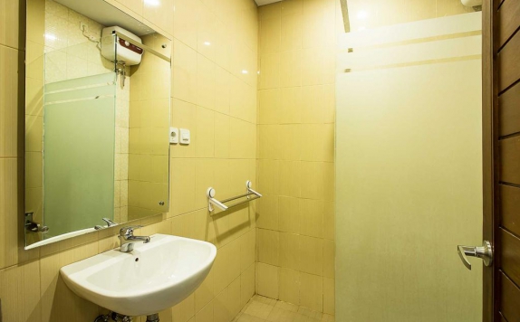 Tampilan Bathroom Hotel di Tri Homestay Kuta