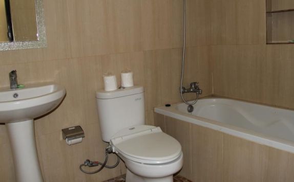 Bathroom di Troppo Zone Puri Rama Resort
