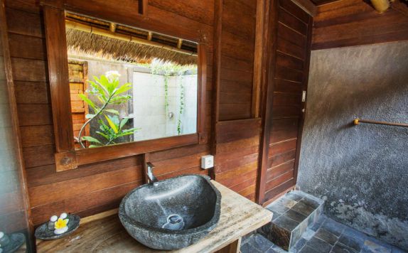 bathroom di TS Hut Lembongan
