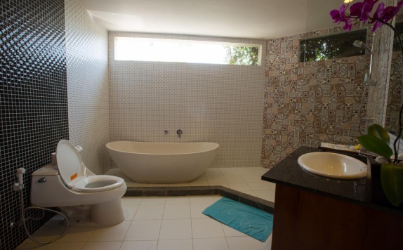 Tampilan Bathroom Hotel di Ubud Wana Resort
