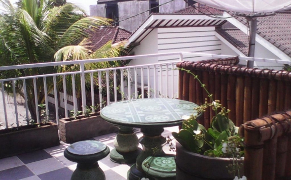 Tampilan Balkoni Hotel di Ulun Suwi Guesthouse