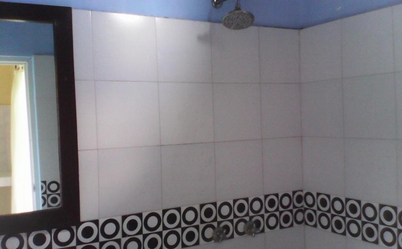Tampilan Bathroom Hotel di Ulun Suwi Guesthouse