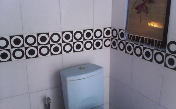 Tampilan Bathroom Hotel di Ulun Suwi Guesthouse