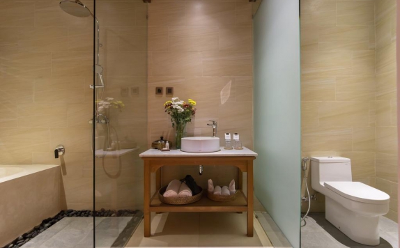 Tampilan Bathroom Hotel di Ulun Ubud Resort & Spa