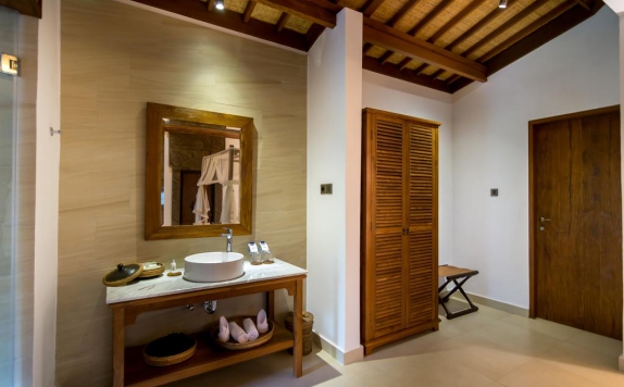Tampilan Bathroom Hotel di Ulun Ubud Resort & Spa