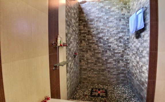 Tampilan Bathroom Hotel di Uma Dewi Guest House