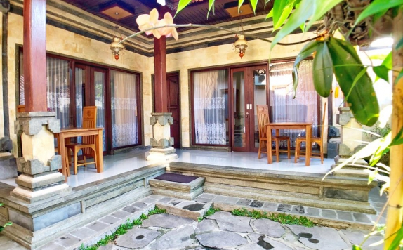Tampilan Teras Hotel di Uma Dewi Guest House