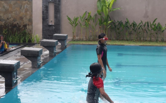 Outdoor Pool Hotel di Umah Bali Suite and Residence