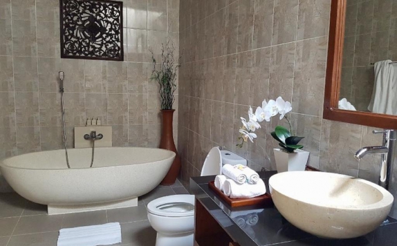Tampilan Bathroom Hotel di Uma Padi Villa