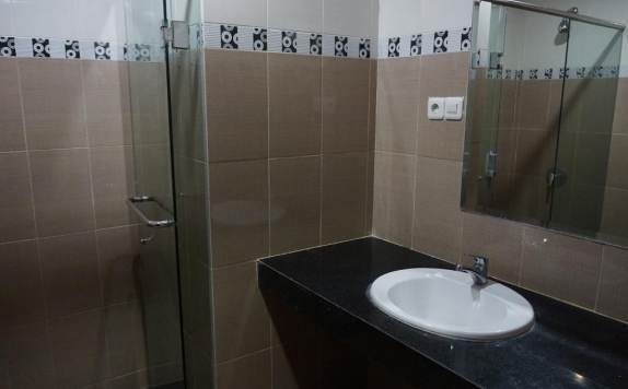 Bathroom di UTC Hotel Semarang