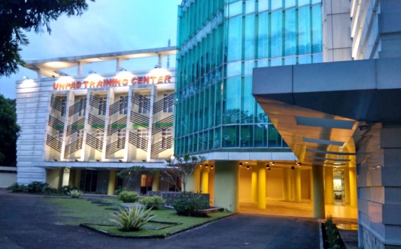 Front view di UTC (Unpad Training Center) Hotel Bandung