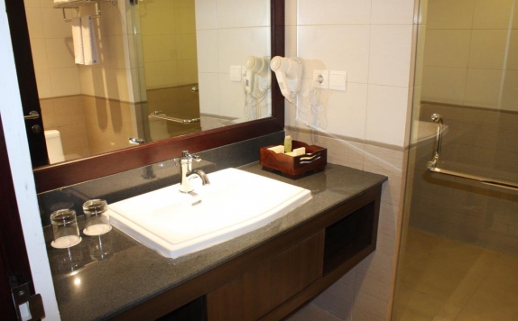 Tampilan Bathroom Hotel di Varna Culture Hotel Soerabaia