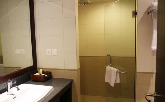 Tampilan Bathroom Hotel di Varna Culture Hotel Soerabaia