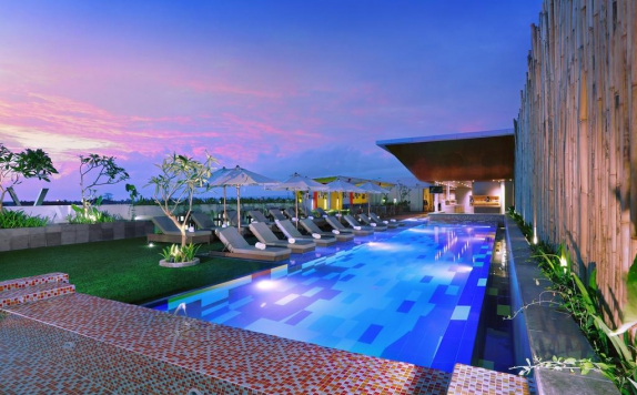 Swimming Pool di Vasanti Kuta Hotel