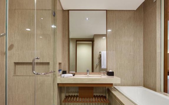 bathroom di Four Points By Sheraton Bali