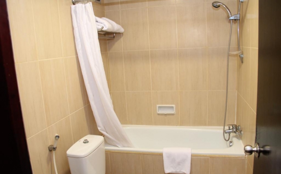 Tampilan Bathroom Hotel di Verwood Surabaya Hotel