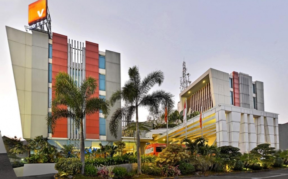 Front view di V Hotel and Residence