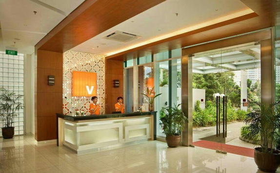 Receptionist di V Hotel Jakarta
