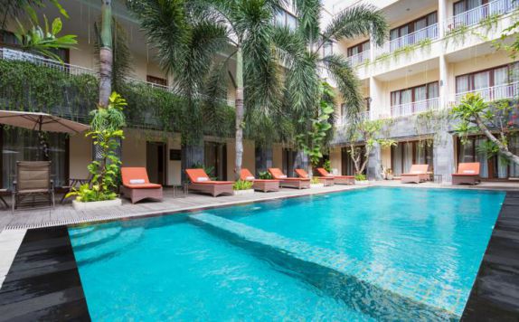 swimming pool di Vihan Suites