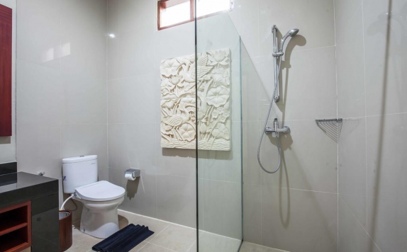 Tampilan Bathroom Hotel di Vila Shanti