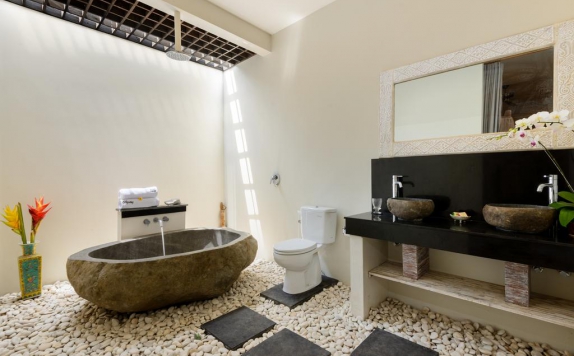 Tampilan Bathroom Hotel di Villa Agong