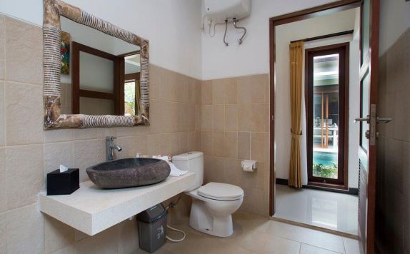Bathroom di Villa Ashna by Nagisa Bali