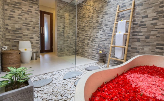 Bathroom di Villa Atap Padi by Nagisa Bali