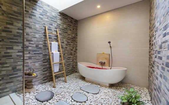 Bathroom di Villa Atap Padi by Nagisa Bali