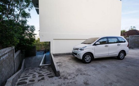 Parking Car di Villa Basana Jimbaran