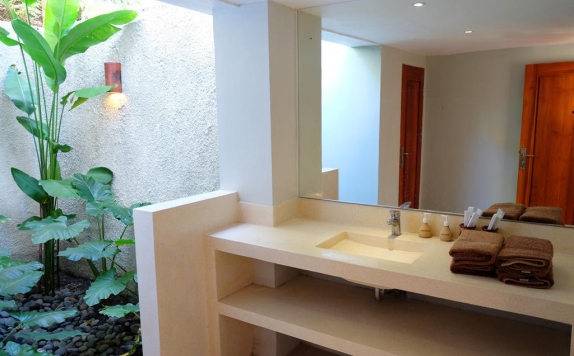 Tampilan Bathroom Hotel di Villa Bau Nyale Lombok
