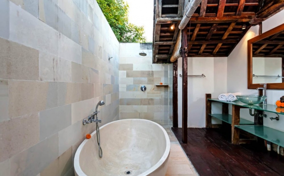 Tampilan Bathroom Hotel di Villa Biru Canggu