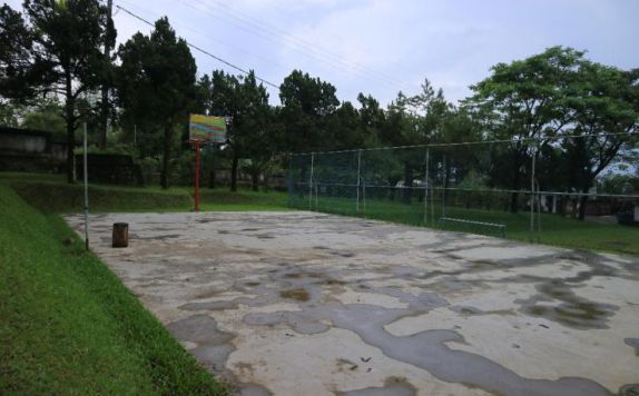 Fasilitas Lapangan Basket Hotel di Villa Bukit Pinus