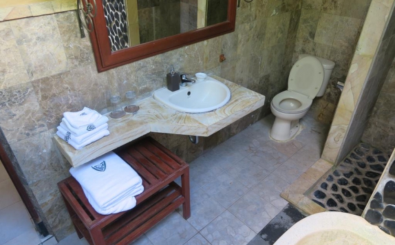 Tampilan Bathroom Hotel di Villa Jineng Ubud