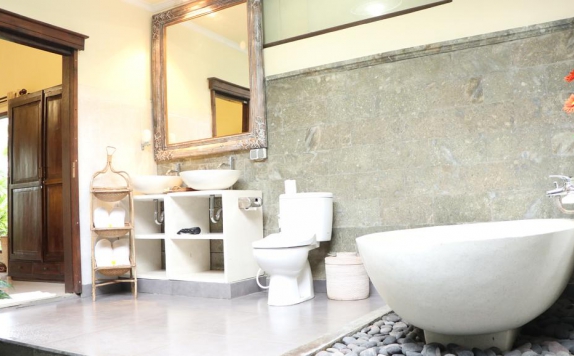 Tampilan Bathroom Hotel di Villa JJ and Spa Ubud